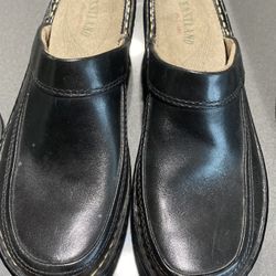 Eastland Black Leather Ladies Clogs Mules US 6.5 New