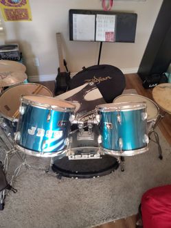 Peace 5 piece drum set, Zildjian cymbals, case and new Evans heads