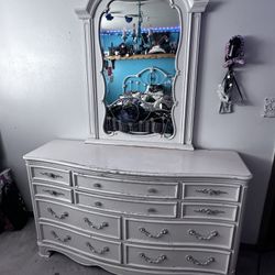 Dresser With Mirror 