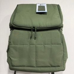 Durable olive green backpack with padded front pocket and secure zip closure. Comfortable straps and a streamlined design for everyday use. Lightweigh