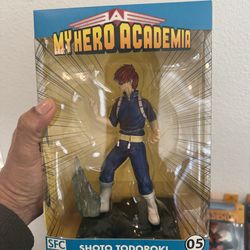 4 collectible toys !!