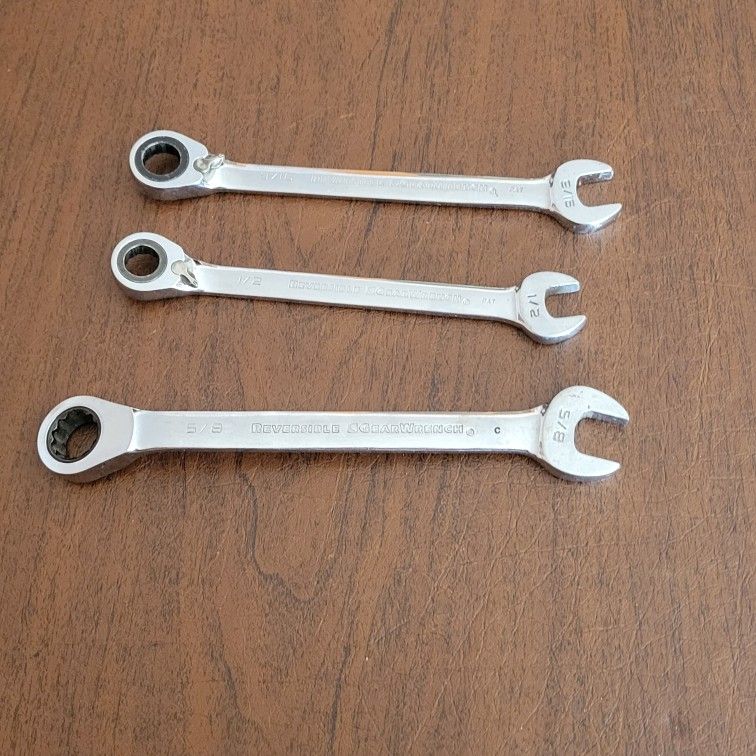 Vintage GearWrench Set of 3 Reversible SAE Ratchet Wrenches 9/16", 5/8",
1/2". . . Pre-owned, good shape, please see photos for details.
Weight 13oz