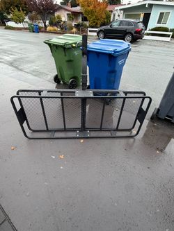 Hitch cargo carrier mounted basket