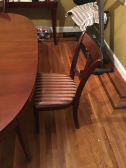 Dining room table and 4 chairs in very good condition