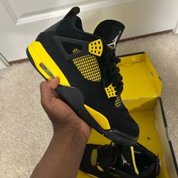 Jordan 4 "Yellow  Thunder"