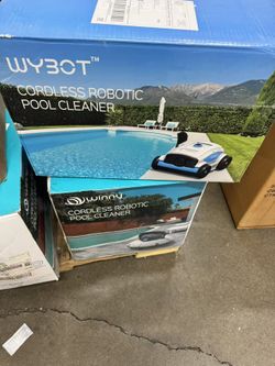 Pool cleaning robot with long battery life