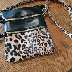 Cross body leopard purse read description