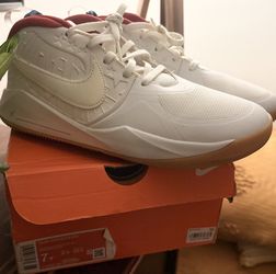 Nike Team Hustle D 9 GS Size 7Y White/Gum w/ Box