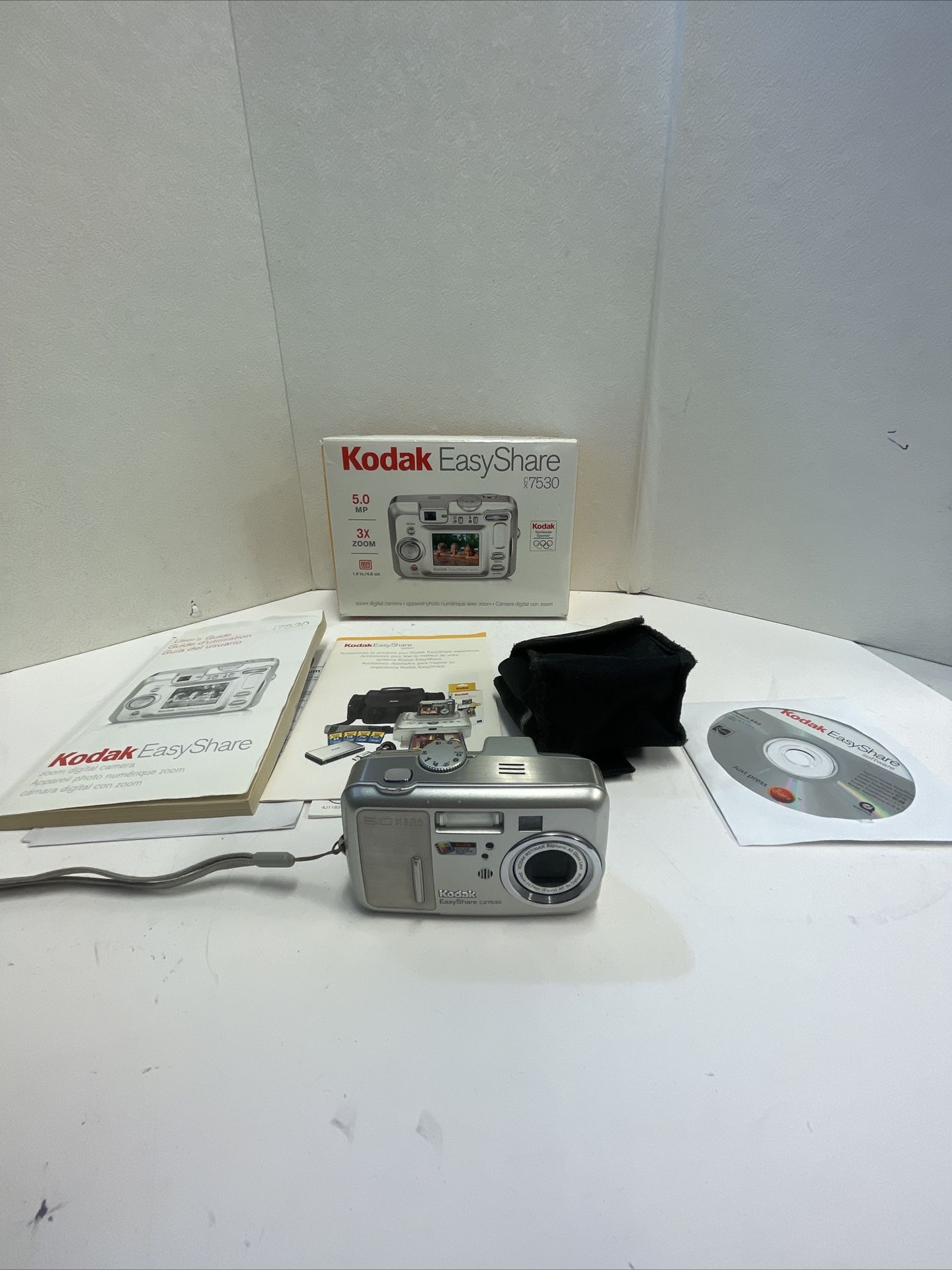 Kodak EASYSHARE CX7530 5.0MP Digital Camera, With Case & Box Silver - Tested