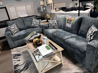 Gorgeous sofa set! 🛋️🚨🔥 Any fabric & color!