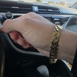 14k Gold Cuban Bracelet..