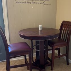 Round Table And Chairs 