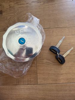 Fuel Tank Cover Compatible for HINO Truck Parts Diesel Tank Lock Cap with Key, Replacement Fuel Tank Cap for HINO 700 500 FM260 J08C J08E, Part Number