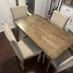 Dinning room table + 4 chairs