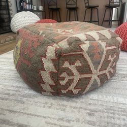 Poufs / Ottomans 