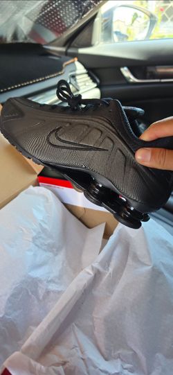 Men's size 9.5 Nike Shox R4 Black/Black-Black (HQ1988 001)