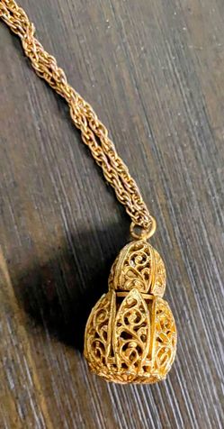 VINTAGE PERFUME BOTTLE WITH NECKLACE 