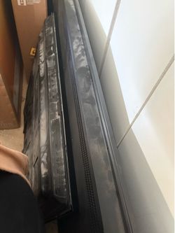Tv 70” Free needs to be fixed