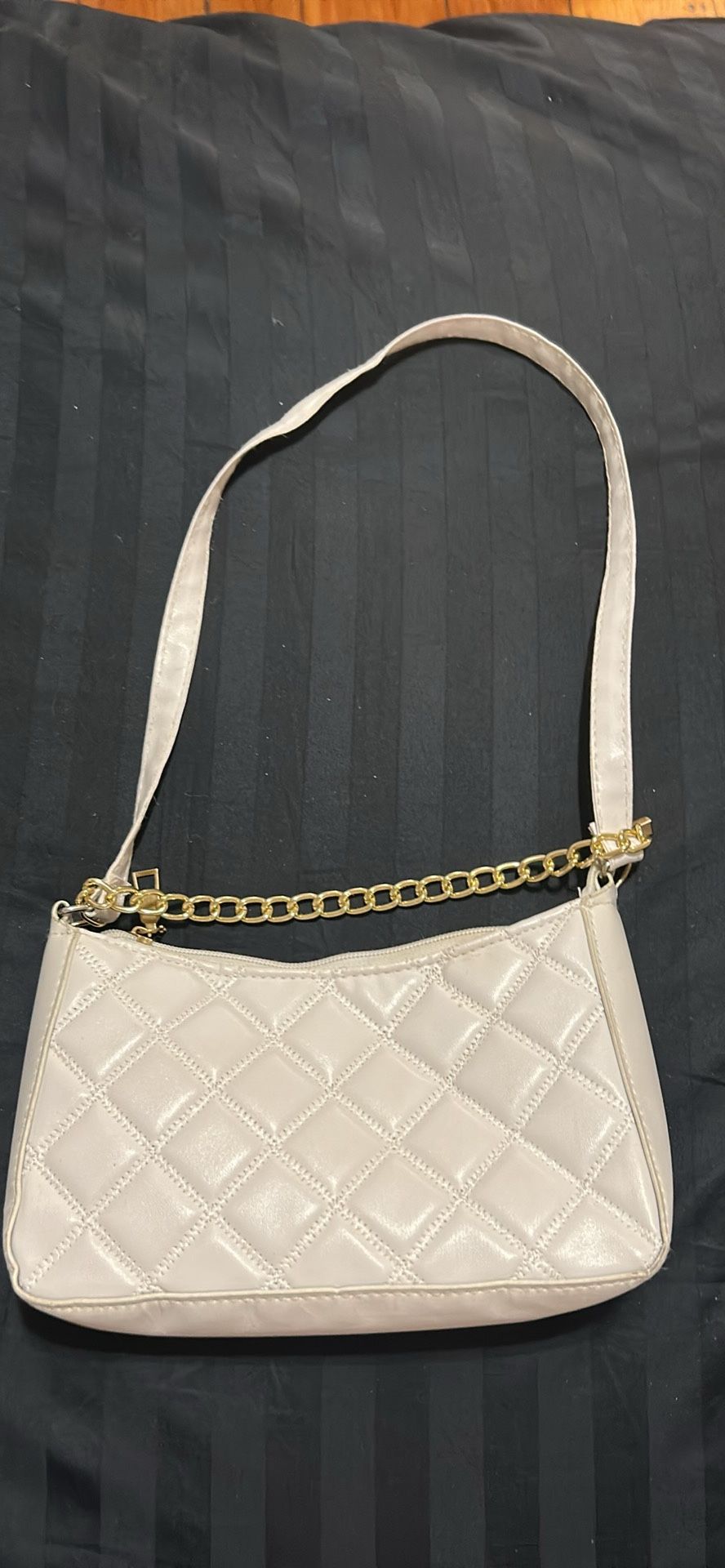 WHITE FANCY CLUTCH PURSE WITH GOLD CHAIN