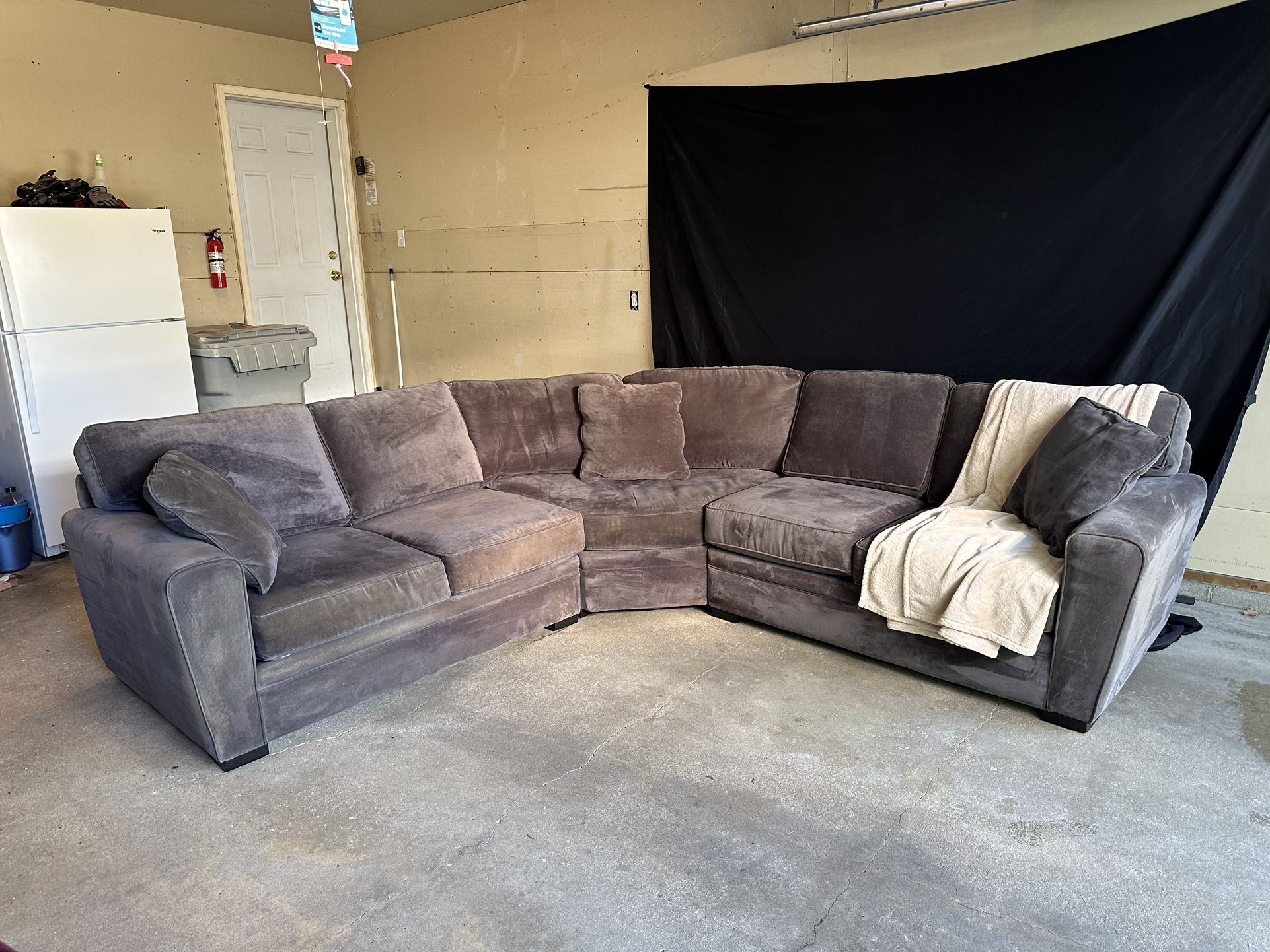 Free Delivery! 3 Piece HOM Furniture Sectional In Like New Condition