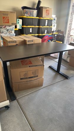 Adjustable black/dark brown desk