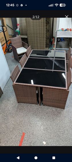 7 piece outdoor dining set. 6 chairs & glass top table.