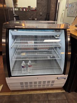 Avantco APT-48MHC 48” Refrigerated Bakery Display Case – Excellent Condition