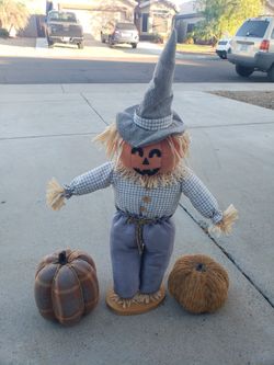 Halloween Scarecrow With Decor Pumpkins