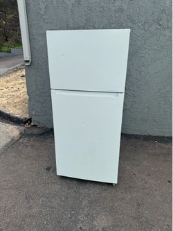 Refrigerator fridge freezer 18 cubic full size (free local delivery)