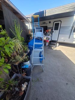 Aluminum Step Ladder with Yellow Top 6 foot