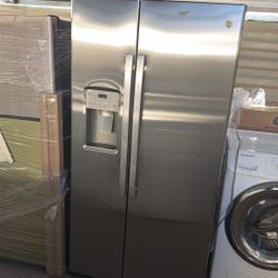 Stainless Steel Side-By-Side Refrigerator w/ Ice & Water Dispenser – Like New – Delivery Available