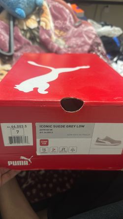 NEVER WORN! SIZE 7 PUMAS  Suede grey low tops.