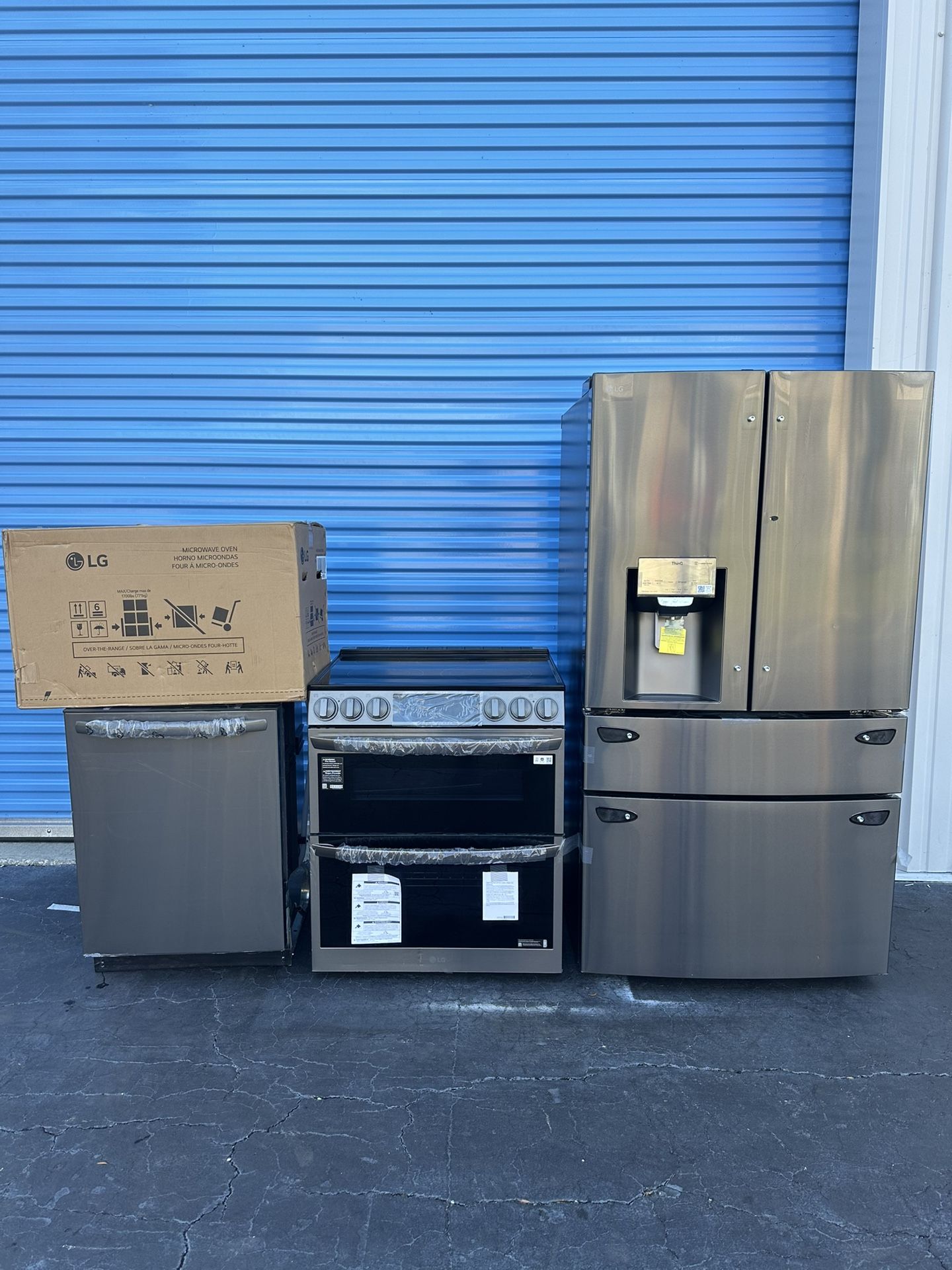 new full kitchen set (COMBO) LG black stainless steel refrigerator, stove, microwave, dishwasher.