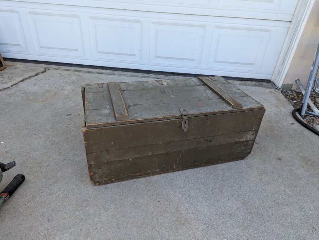 Vintage WW2 FOOT LOCKER 1943 US Military Trunk Chest