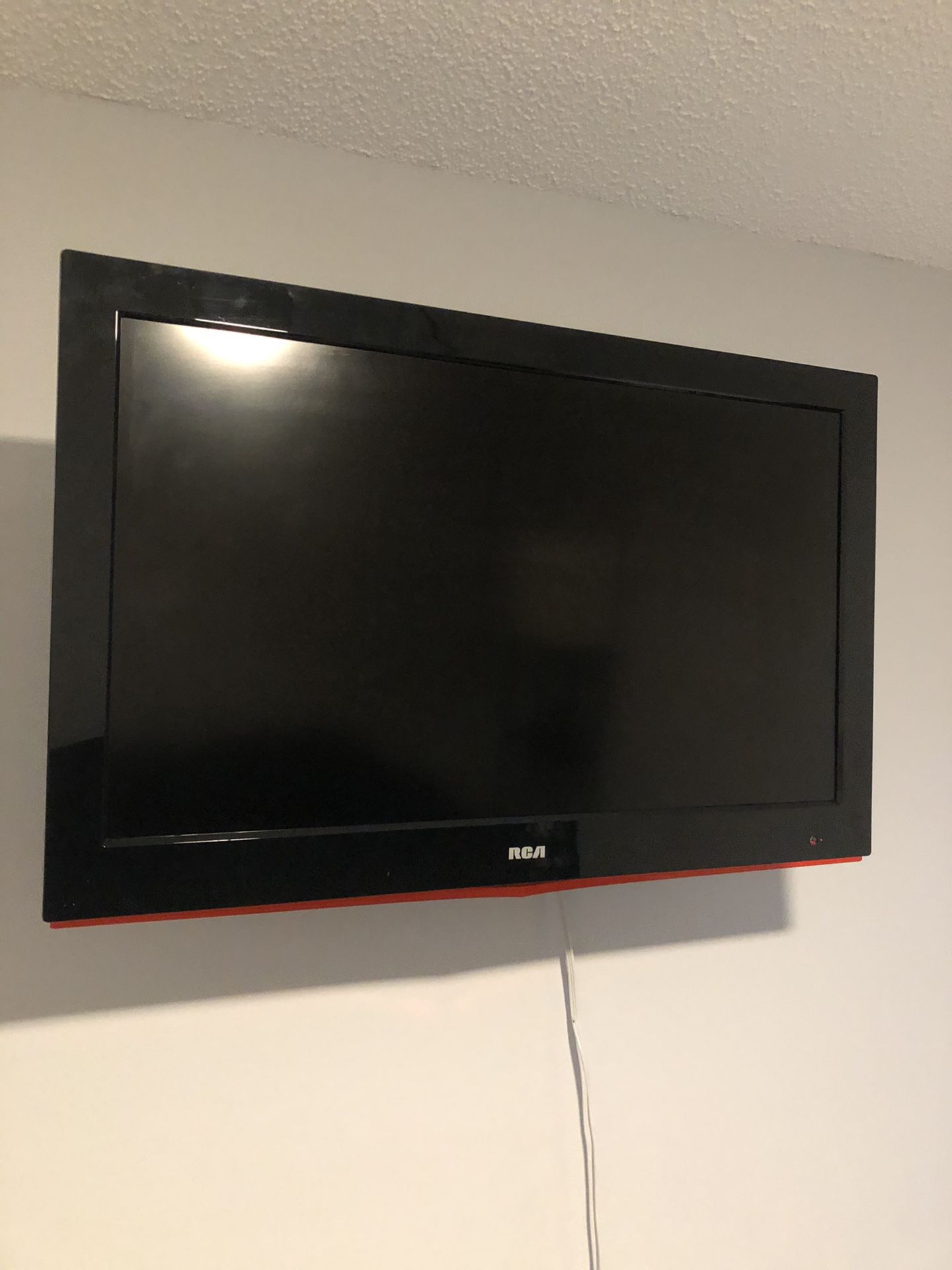 32 inch RCA TV with rotating wall mount.