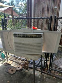 Frigidaire window unit 5000BTUs with remote