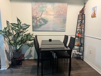 Dinning table set of 5