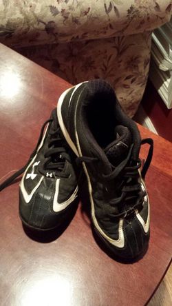 Youth baseball cleats