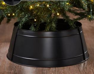 Black metal tree skirt