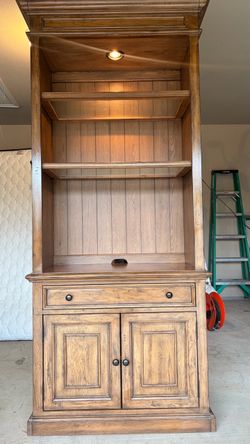 Gorgeous Havertys Avondale Door Bookcase. Vintage Oak. Excellent condition!!! SOLID and HEAVY.