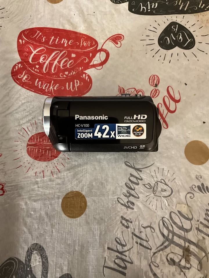 Panasonic ( Model: HC-V100) Full Hd 1920 x 1080 42 x Zoom AVCHD 32.5 MM WIDE COLOR BLACK