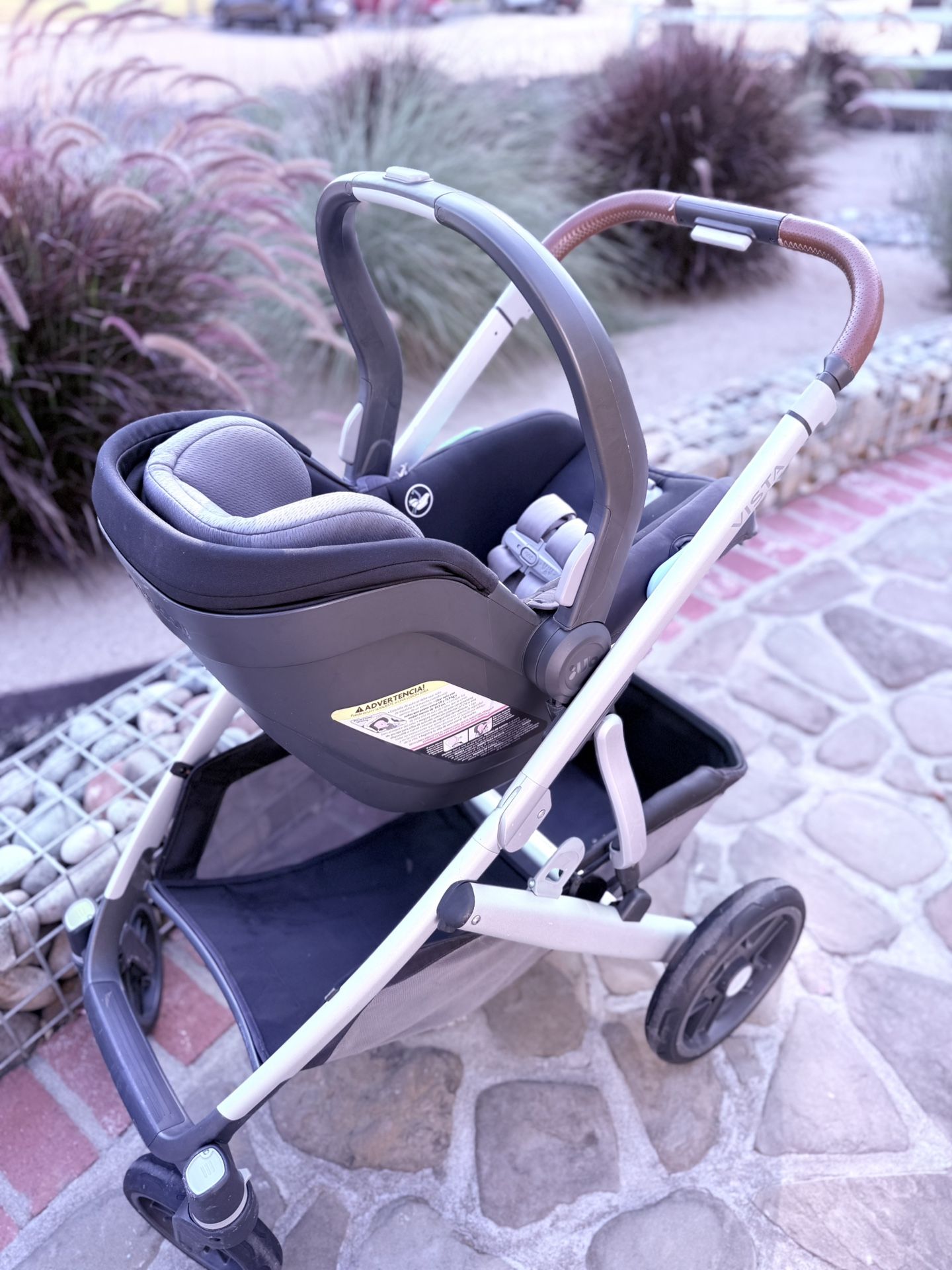 Uppababy vista v2 + mesa travel system bundle. Only 1.5 Years