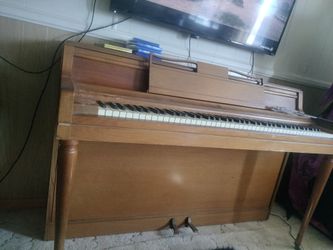 Piano for sale! Will need to pickup!
