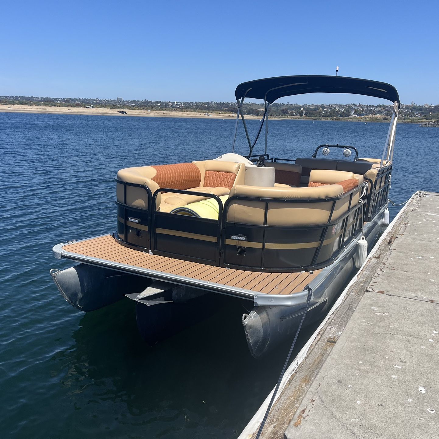 2015 Pontoon Tritoon 25 FT Bentley Brand New Flooring/ Seats/ Good Engine , Trailer