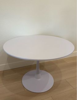 White Circle Dining Coffee Table Pedestal Style