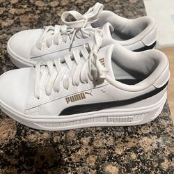 (Like new) Ladys Pumas Sized 7