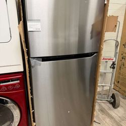 Lg stainless steel top bottom fridge new with warranty