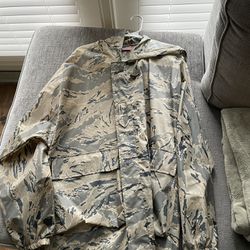 Military Raincoat  (Men’s Size Large)