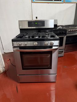 LG 5-burner gas stove in perfect working condition. We offer home delivery, installation, and a 3-month warranty.