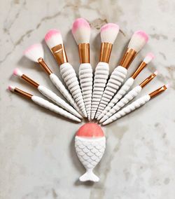 Beautiful sell set of makeup brushes!!🎁🎄